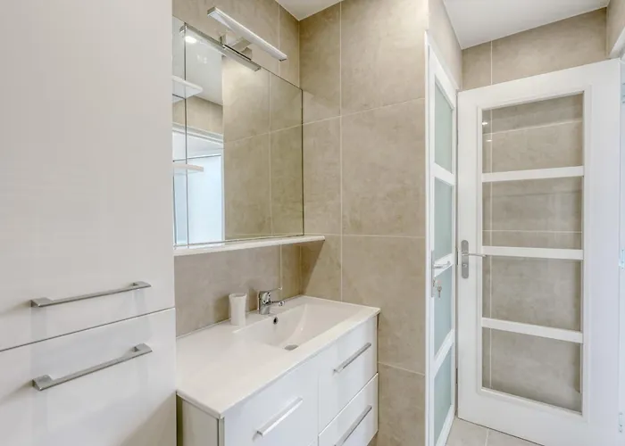 Renovated 1-bedroom With Sea View And Large Balcony Aiguebelle Apartamento Le Lavandou